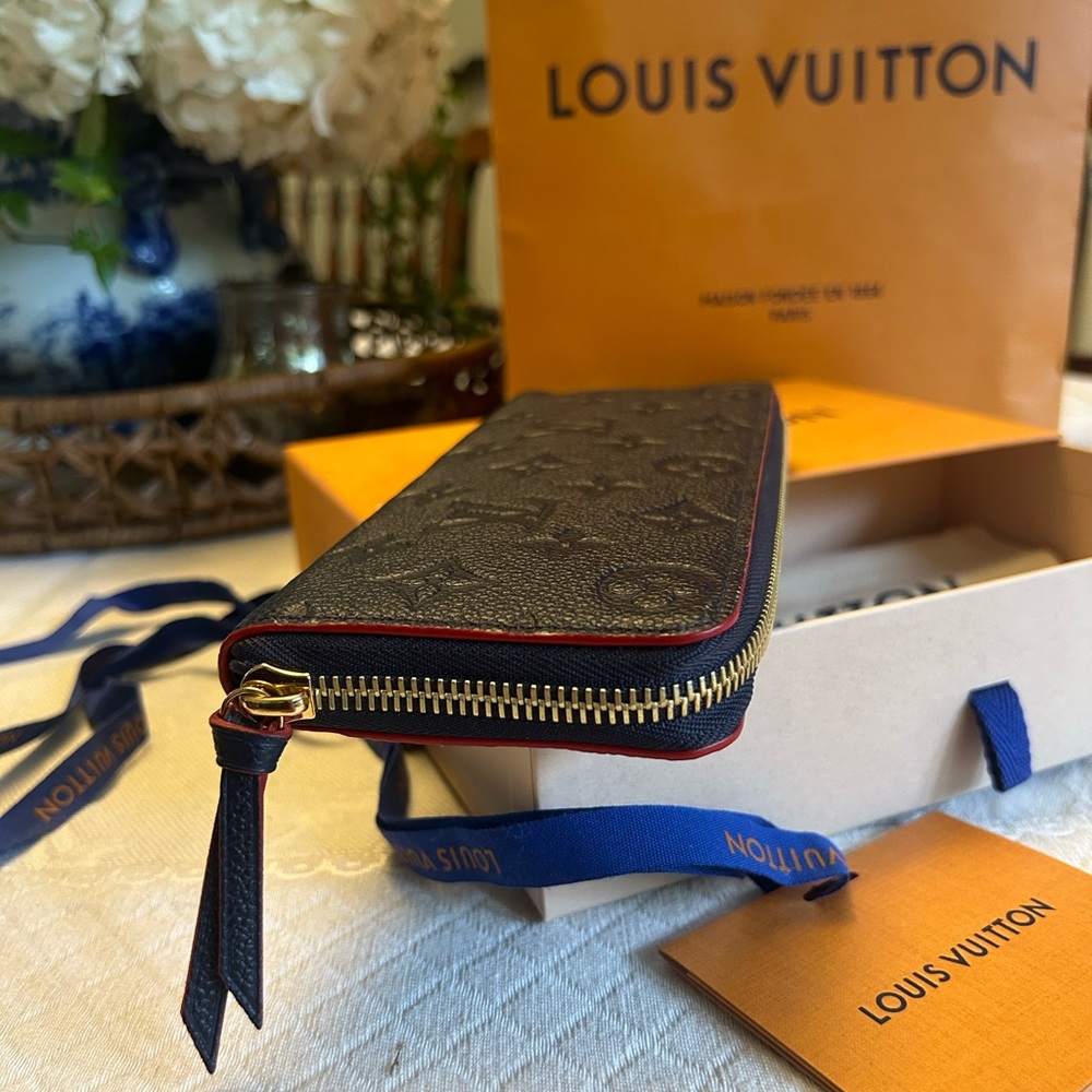 Louis Vuitton zippy wallet